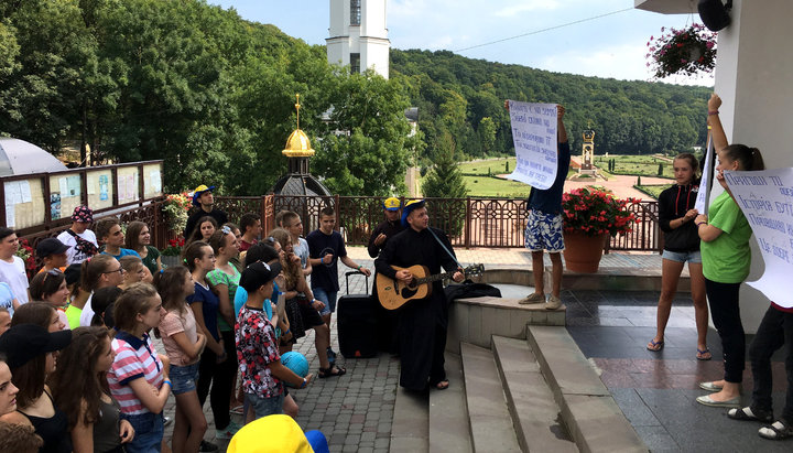 Униатский священник с группой детей и молодежи в Зарванице. Фото: zarvanytsya.org