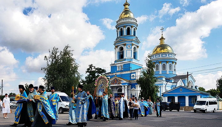 В Изюме прошел крестный ход с чудотворной Песчанской иконой Божией Матери