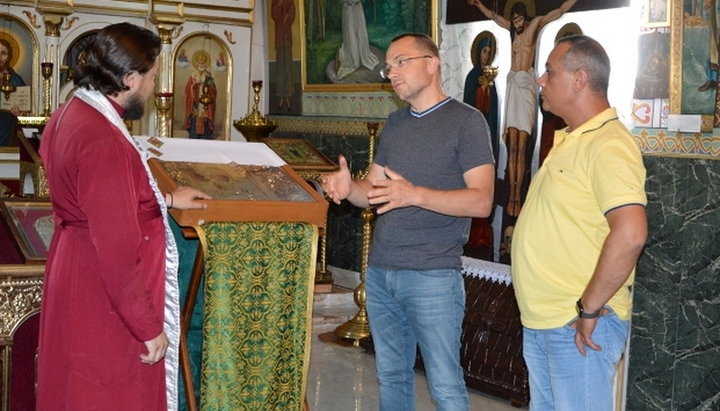 Настоятелю Свято-Миколаївського храму передали старовинну ікону. Фото: nabludatel.od.ua