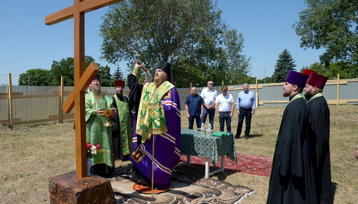 В селі Сергіївка єпископ Волноваський Амвросій очолив молебень перед початком будівництва Свято-Троицкого храму. Фото: Обозреватель