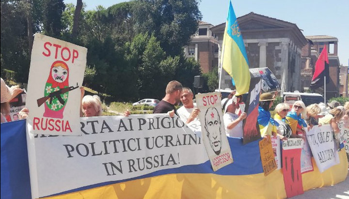 Представники української громади Рима, які протестують проти приїзду Путіна. Фото: Lb.ua