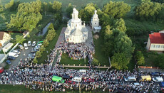 A multi-thousand cross procession to Kreshchatik monastery held in Bukovina