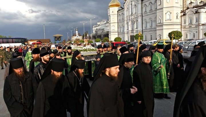 Крестный ход с мощами преподобного Амфилохия, чудотворца Почаевского. Фото: Почаевская лавра