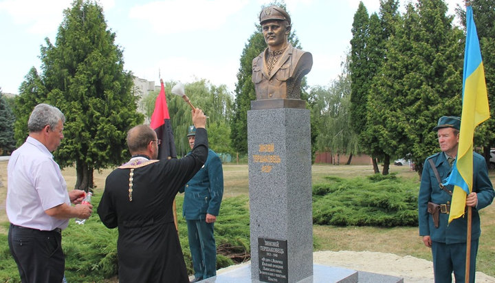 Представитель УГКЦ освящает памятник З.Тершаковцу. Фото: galinfo.com.ua