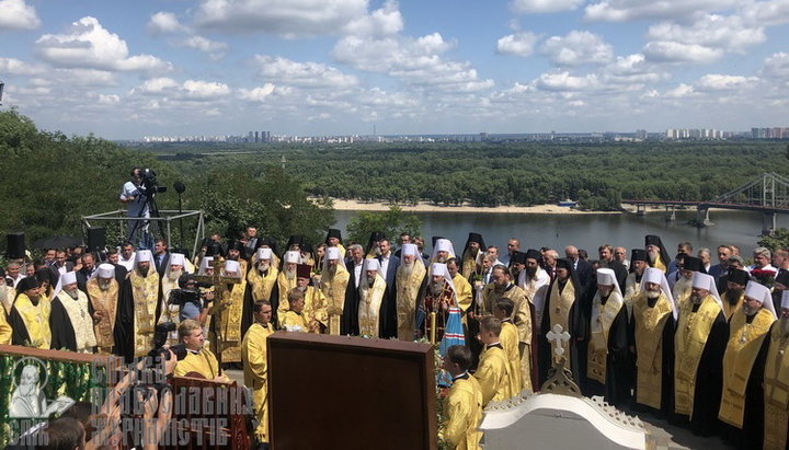 Молебен у памятника святого равноапостольного князя Владимира. Фото: СПЖ