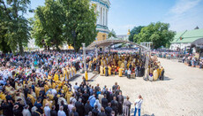 В Киевской лавре началось торжественное вечернее богослужение