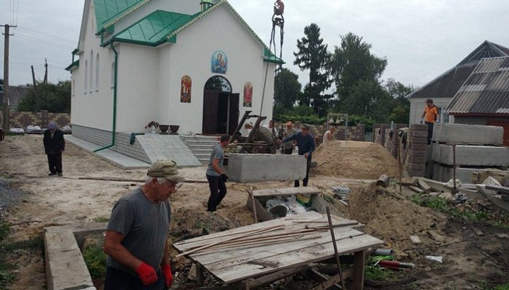 Рядом с новопостроенным храмом УПЦ в Кутах заложили фундамент воскресной школы. Фото: СПЖ