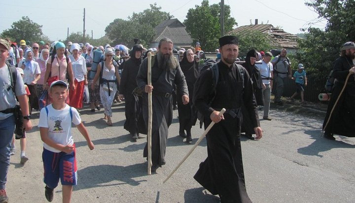 Крестный ход из Свято-Троицкого Браиловского монастыря в Почаевскую лавру. Фото: СПЖ