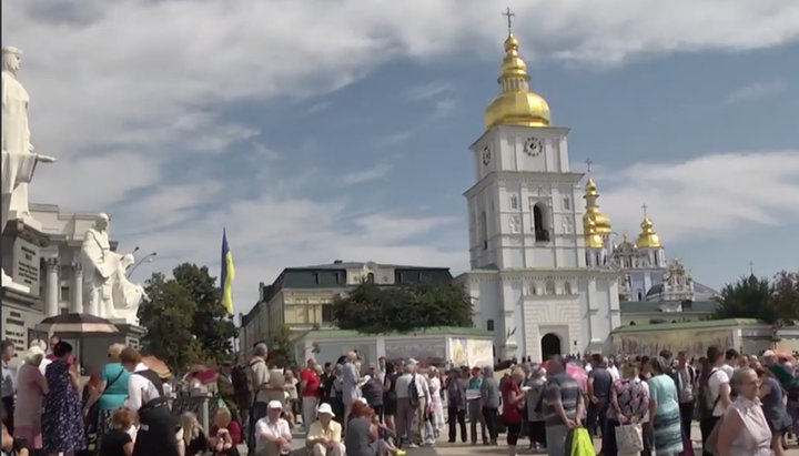 A rally in Mikhailovskaya Square in support of Filaret Denisenko and the UOC-KP. Photo: a screenshot of the “24 Channel” video