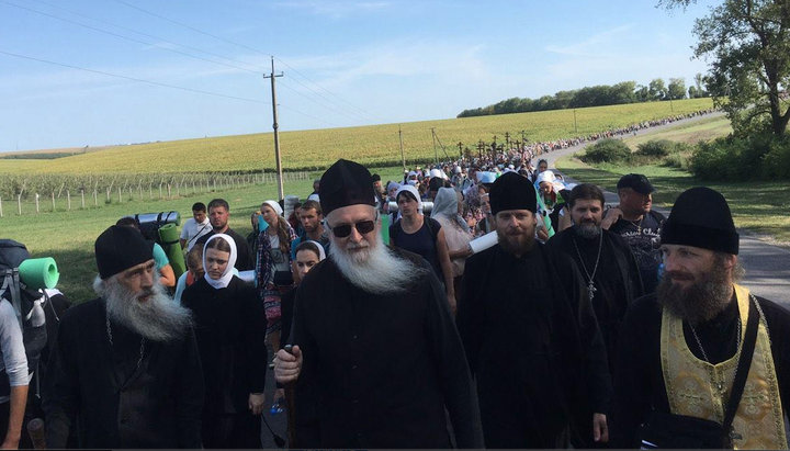 Митрополит Сергій, митрополит Феодор і протоієрей Андрій Сосюк на чолі  хресної ходи в Почаївськую лавру. Фото: Владимир Дикун