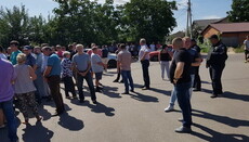 У Погребах активісти ПЦУ зірвали поліцейські печатки і захопили храм УПЦ