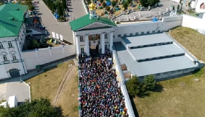 Хресний хід з Браїлова прибув в Почаївську лавру. Фото: Информационно-просветительский отдел УПЦ