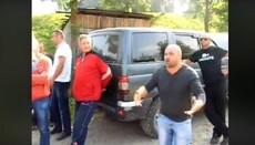 В Ясине активисты ПЦУ блокировали священнику УПЦ дорогу к часовне