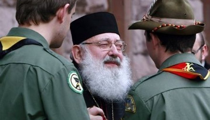 The former head of the UGCC Lubomir Huzar, with representatives of the “Forest Devils” foot-scout unit. Photo: Unian