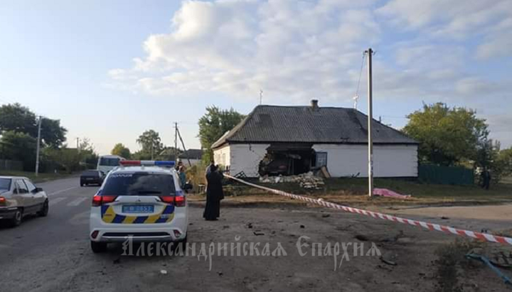 Автомобиль протаранил стену храма в Звенигородке. Фото: Александрийская епархия УПЦ