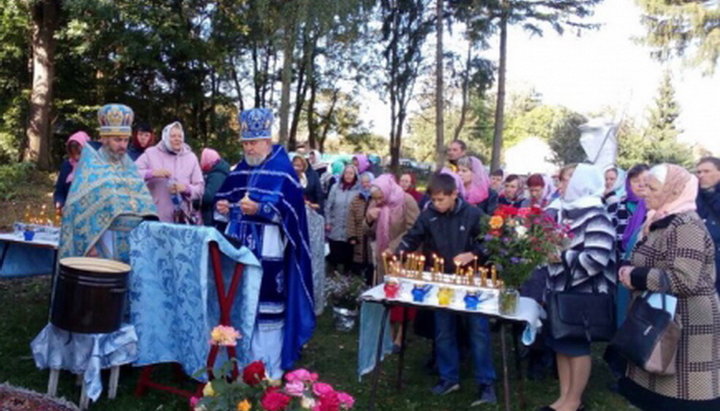 Община отобранного храма в Кусиковцах встретила праздник под открытым небом. Фото: eparhia.vinnica.ua