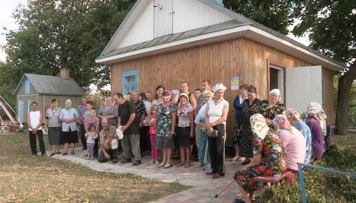 Громада УПЦ в Мнишині після захоплення їхнього храму змушена проводити богослужіння в крихітній хатинці. Фото: СПЖ