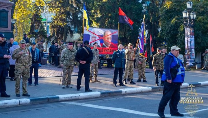 Радикали в черговий раз намагалися зірвати традиційне богослужіння в центрі Сум. Фото: Сумська єпархія УПЦ