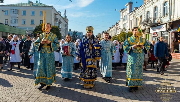 Владика Євлогій на чолі хресної ходи у свято Покрова Божої Матері. Фото: Сумська єпархія