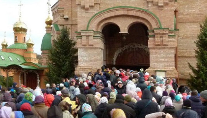 В Голосіївській пустині десятки тисяч віруючих вшанували па’мять матушки Аліпії. Фото: facebook.com