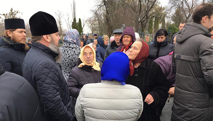 Прихожане канонической Церкви общаются с активистами ПЦУ. Фото: spzh.news