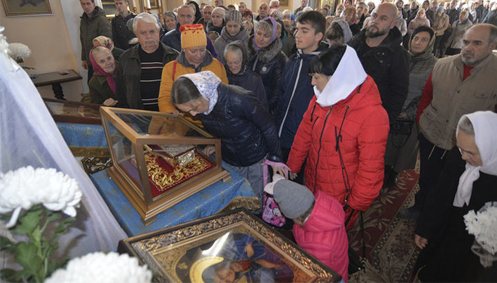 Верующие у ковчега со святыней. Фото: pravoslavie.ks.ua