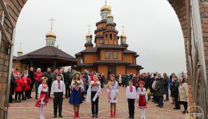 В селе Алексеевка состоялось освящение нового Свято-Михайловского храма. Фото: orthodox-kr.org.ua