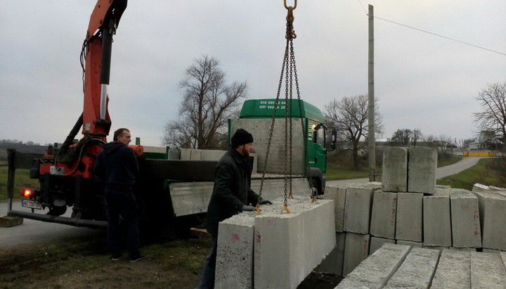 В селе Угринов, где община строит новый храм вместо захваченного. Фото: СПЖ