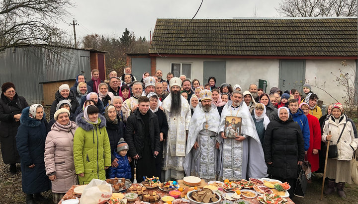 Митрополит Вінницький Варсонофий з веруючими села Комарів. Фото: eparhia.vinnica.ua