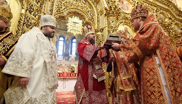 Єпископ Шумперкський передав Епіфанію Думенку частинку мощей мученика Вацлава. Фото: pomisna.info