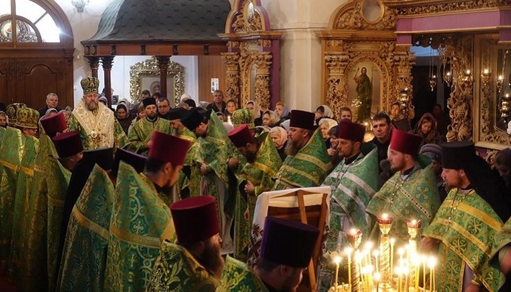 Божественная литургия в Полтавском Крестовоздвиженском монастыре. Фото: Полтавская епархия УПЦ