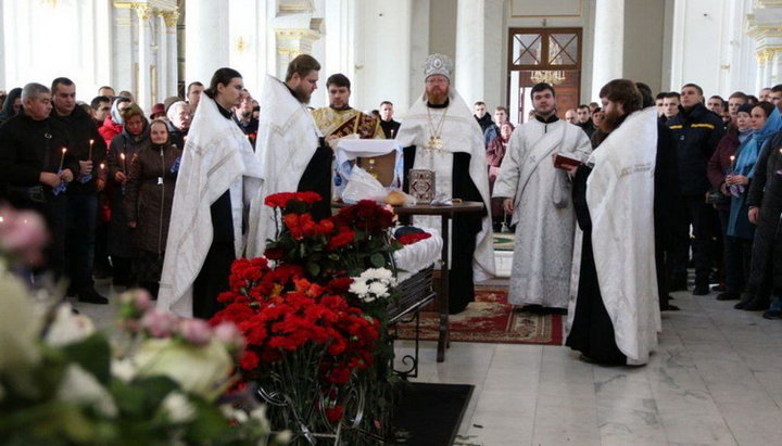 У соборі УПЦ в Одесі попрощалися із загиблим під час пожежі рятувальником Сергієм Шатохіним. Фото: odessa.online