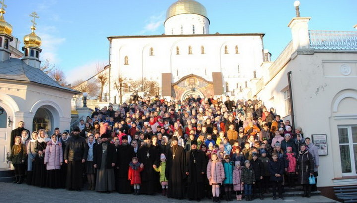 В Почаеве прошла акция для 300 детей-сирот «Подари ребенку радость». Фото: news.church.ua