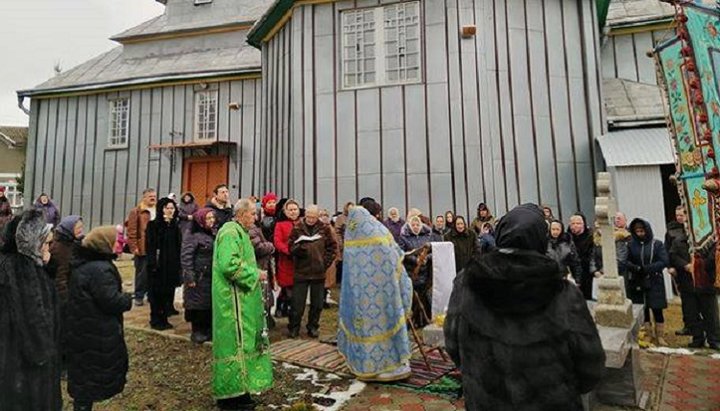 Молитовне стояння віруючих УПЦ біля Свято-Успенского храму в Михальче. Фото: Фейсбук