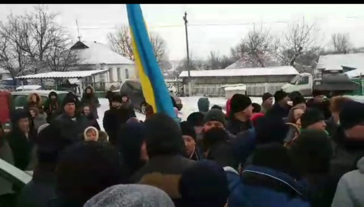 В с. Новоживотів розкольники побили священиків і мирян. Фото: скріншот відео