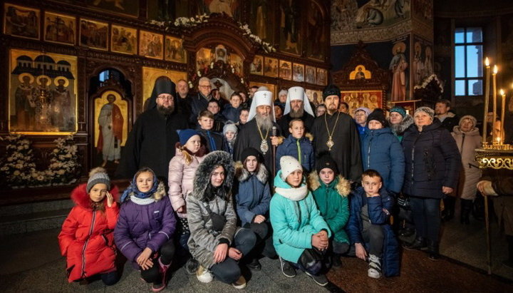 Зустріч Предстоятеля та ієрархів УПЦ зі школярами, які проживають на прифронтових територіях Донбасу. Фото: kdais.kiev.ua