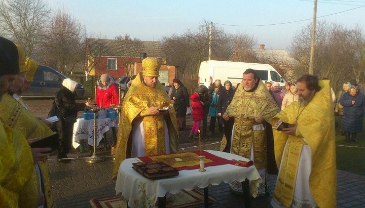 Богослужіння біля воріт Свято-Миколаївського храму УПЦ в Будятичах. Фото: СПЖ