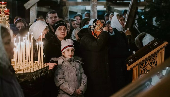 Важно вырабатывать в детях чувство уважения к старшим. Фото: Facebook