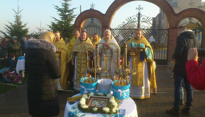 Вже дев'ять місяців парафіяни канонічної Церкви в Будятичах звершують богослужіння просто неба. Фото: spzh.news