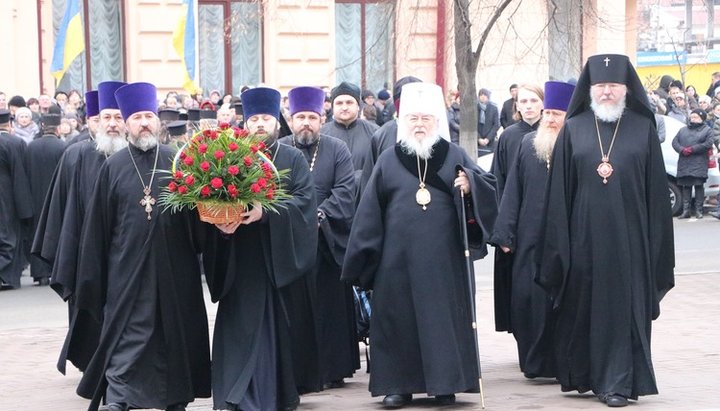 Духовенство УПЦ возложило цветы к памятнику Т. Г. Шевченко. Фото: Одесская епархия