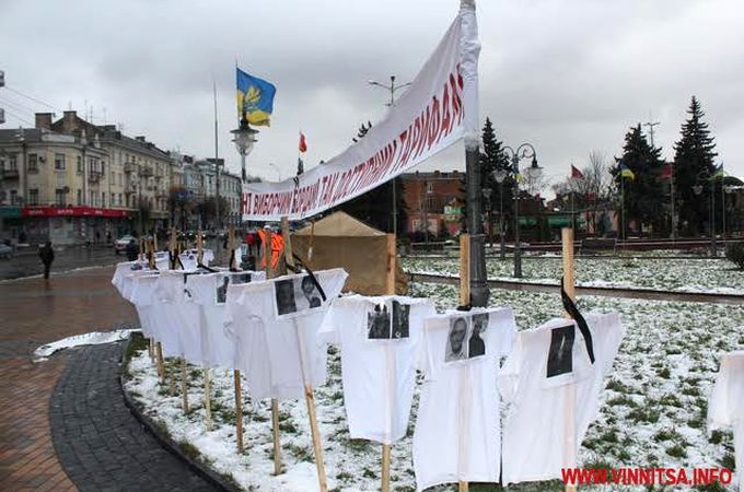 В Виннице на христианские кресты надели майки с фото «Небесной сотни»