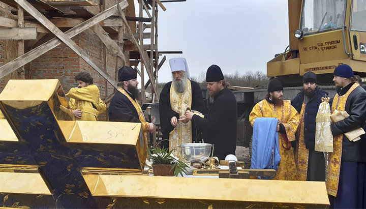 Митрополит Тернопільський і Кременецький Сергій (Генсицький) здійснює освячення. Фото: scontent.fiev25-2.fna.fbcdn.net