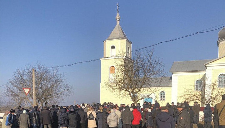 Мешканці села Ставниця біля храму УПЦ на честь святого великомученика Димитрія Солунського, лютий 2019 року. Фото: spzh.news/ru