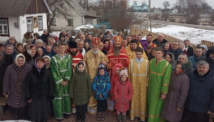 Митрополит Віссаріон в оточенні віруючих села Рижани. Фото: прес-служба Овруцької єпархії