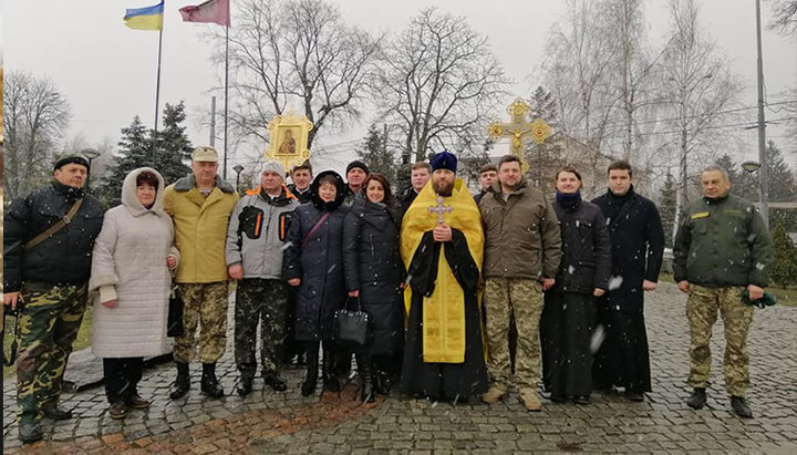 Заупокойная лития у киевского памятника воинам-афганцам неподалеку от Академического храма Воскресения Христова. Фото: kdais.kiev.ua