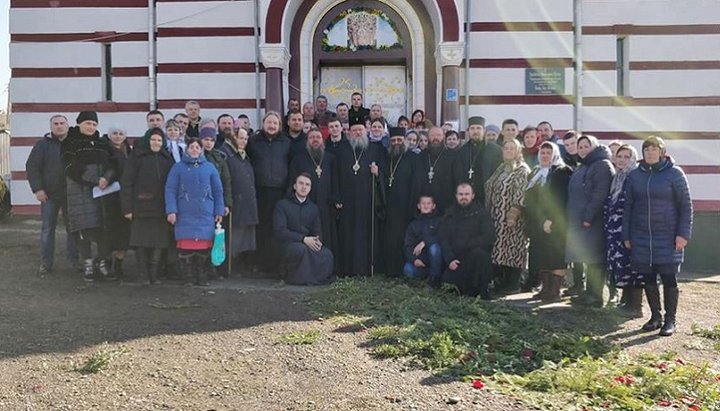 Владика Мелетій з громадою УПЦ села Задубрівка. Фото: Facebook-сторінка храму на честь Архістратига Божого Михаїла