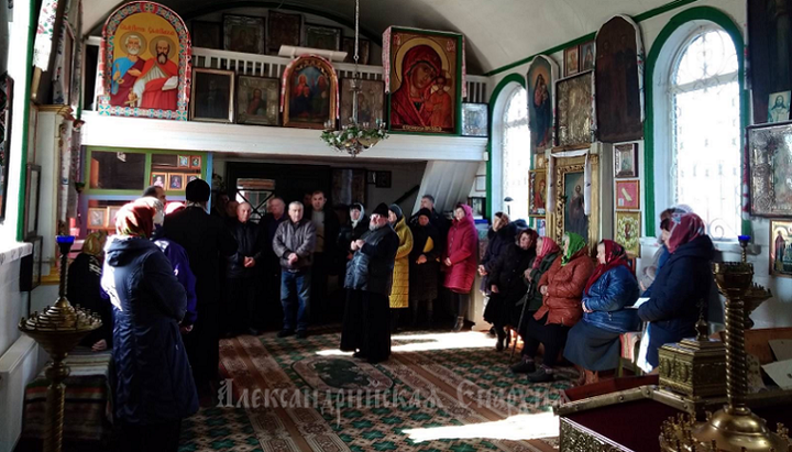 Представники СММ ОБСЄ на зустрічі з настоятелем і парафіянами громади УПЦ села Бірки. Фото: alexandria-eparhia.org