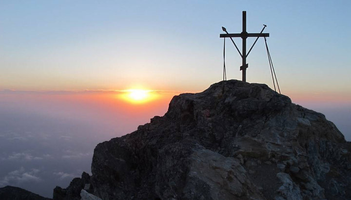 Хрест на вершині Святої гори Афон. Фото: afonit.info