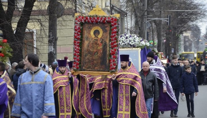 Хресний хід у місті Рівне. Фото: spzh.news