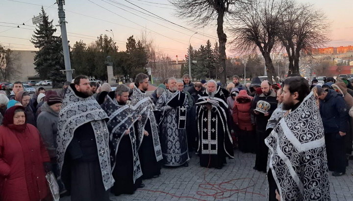 Віряни УПЦ звершили першу у цьому Великому посту Пасію біля захопленого ПЦУ собору Вінниці. Фото: eparhia.vinnica.ua